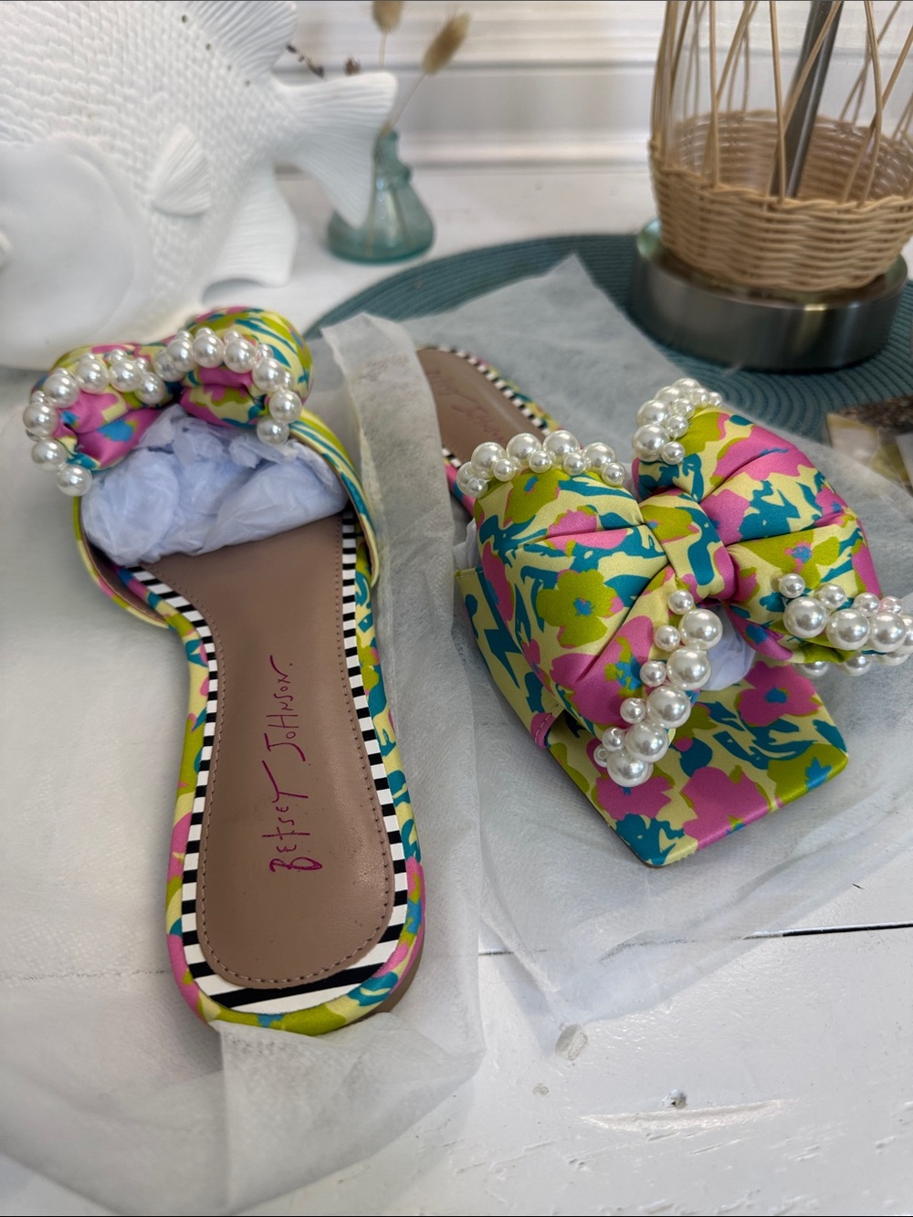 Betsey Johnson Floral Pearl Bow Slide Sandals Size 9 NWOT Palm Beach Style - Picture 4 of 6